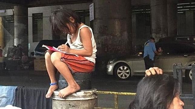 La imagen de una niña estudiando en la calle que te romperá en corazón