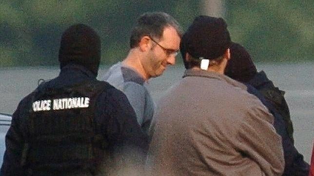 Policias franceses rodean al miembro de ETA Mikel Albizu Iriarte, «Mikel Antza»
