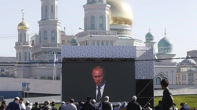 Putin tiende una mano al islam moderado al inaugurar mayor mezquita de Europa