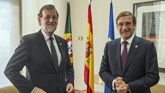 El presidente del Gobierno, Mariano Rajoy, conversa con el primer ministro portugués Pedro Passos Coelho