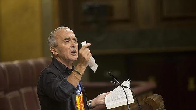 El diputado de Amaiur Sabino Cuadra, el pasado 16 de este mes, cuando rompió páginas de la Constitución durante su intervención en el Pleno