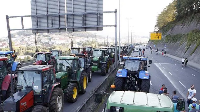 Tractores ocupando las calles de Santiago durante las marchas