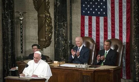El Vicepresidente, Joe Biden (izq.) y John Boehner, portavoz del Congreso, aplauden a la espalda del Papa (REUTERS)