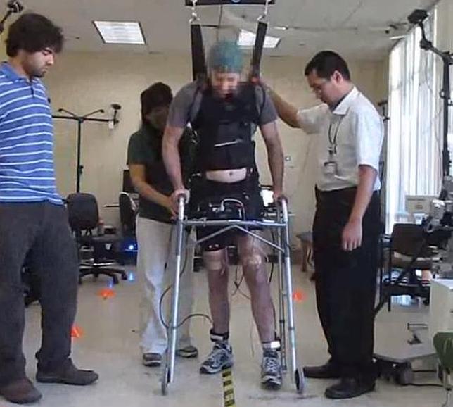 Un parapléjico camina con la única ayuda de sus ondas cerebrales