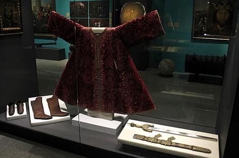 Vitrina con la marlota, vestimenta y espada de Boabdil