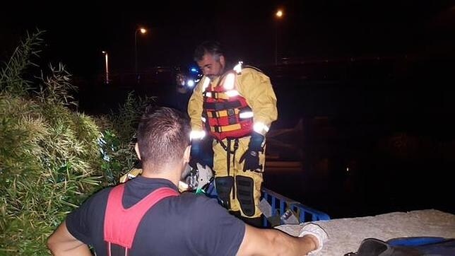Varios bomberos rescatan el cuerpo sin vida hallado en el rio Manzanares