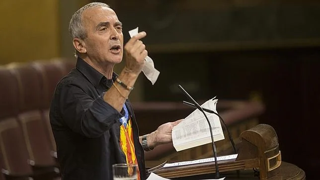 Sabino Cuadra arranca hojas de la Constitución