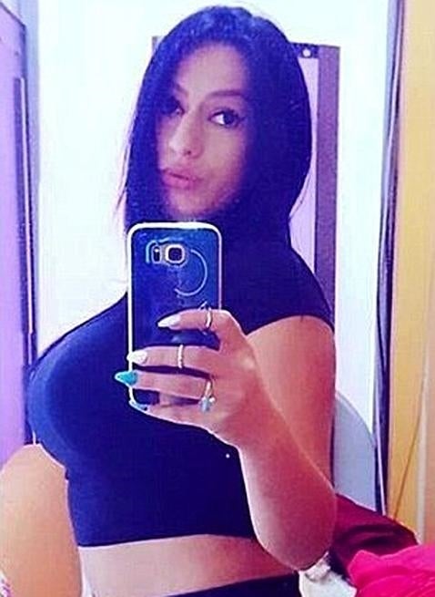 El generoso escote que ha conseguido a una joven un trabajo de presentadora