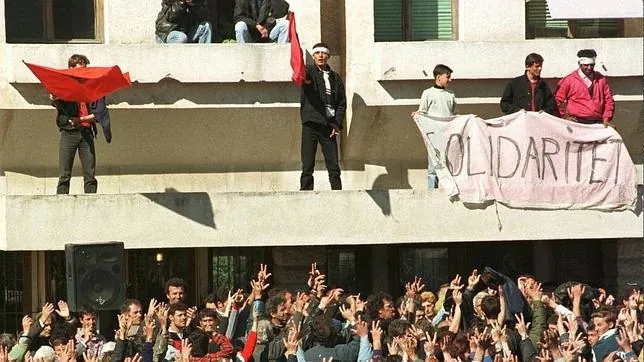 Protestas en Albania en 1997 tras la rebelión que casi acaba con el Estado