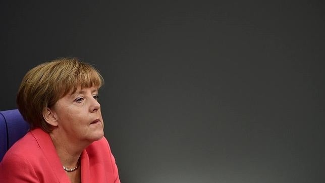 La política de asilo alemana daña la popularidad de Merkel, según un sondeo