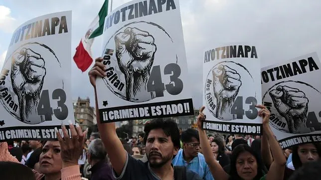Un grupo de personas que apoyan a los familiares de los normalistas desaparecidos en Iguala, protestan en México
