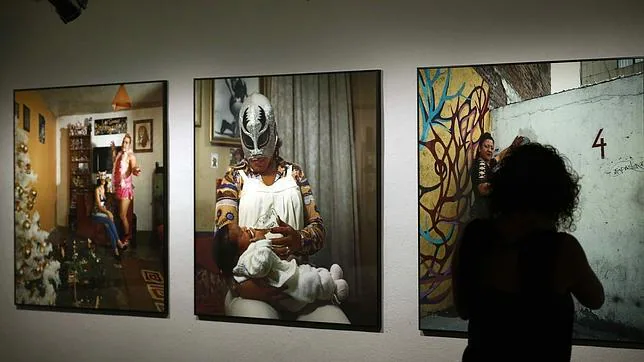Una visitante contempla una de las fotografías de la exposición