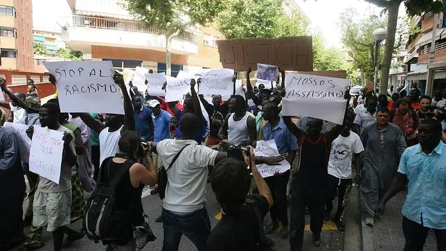 Compatriotas del mantero fallecido protestan en las calles de Salou el pasado agosto