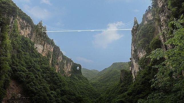El mayor puente de cristal tendrá el «bungee jumping» más alto del mundo