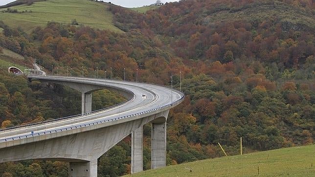 El viaducto de Montabliz, con una longitud de 721 metros, salva la vaguada del río Bisueña