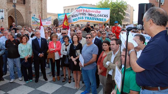 Miles de personas piden el fin del trasvase Tajo-Segura en Toledo, Talavera de la Reina y Sacedón