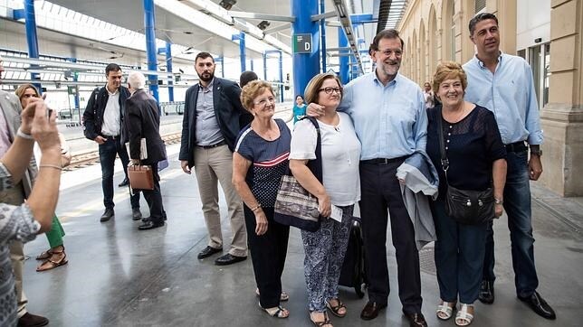 En primer plano, Rajoy y Albiol; al fondo, Pedro Sánchez