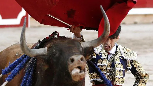 Directo: López Simón se juega la vida con el sexto toro, pero pincha
