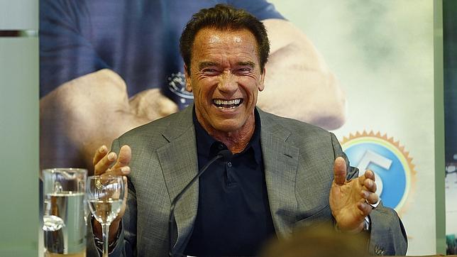 Arnold Schwarzenegger visita la «guerra del músculo» en el Madrid Arena