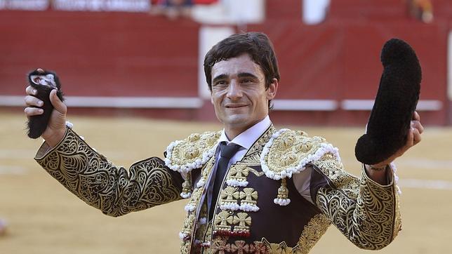 Paco Ureña corta cinco orejas y un rabo en su encerrona solidaria en Lorca