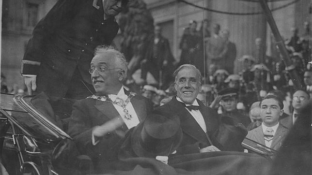 Besteiro y Alcalá Zamora (con gafas) se dirigen al Congreso en 1930