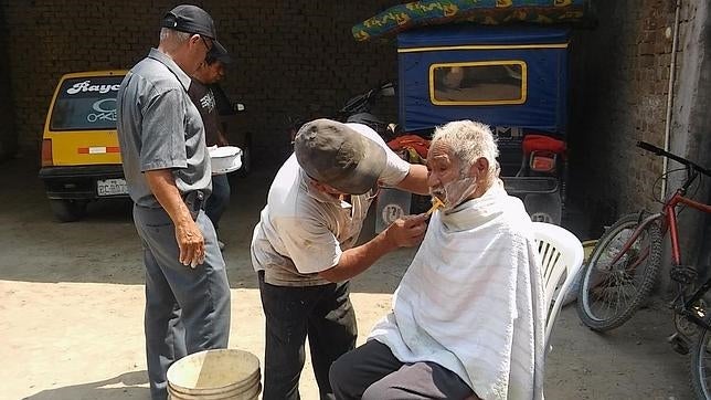 Un mendigo en Perú es aseado por sus conciudadanos como «acto humanitario»