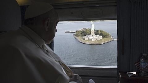 El Papa Francisco mira la Estatua de la Libertad mientras se dirige, en avión, hacia Filadelfia este pasado sábado día 26