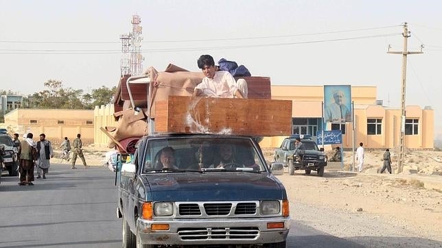 Los talibanes afganos izan la bandera en la estratégica ciudad de Kunduz