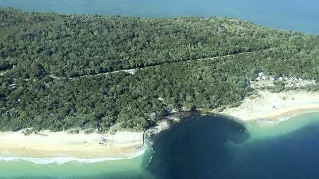 Un misterioso agujero se «traga» una playa australiana