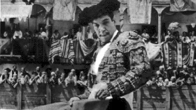 Mario Moreno «Cantinflas», en una secuencia de la película, toreando en la Plaza Mayor de Chinchón