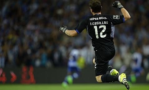 Imagen de la carrera de Casillas tras el gol del Oporto al Benfica