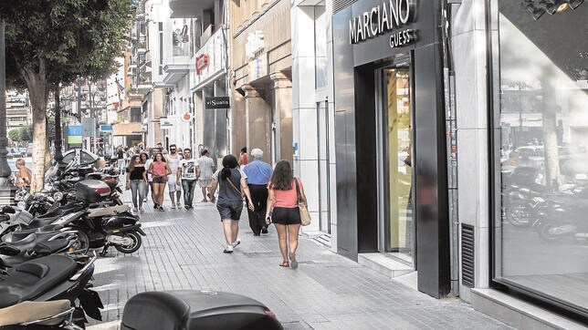 Imagen de varios comercios en la calle Colón de Valencia