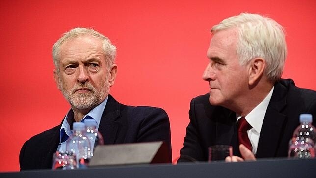 Jeremy Corbyn (izquierda), junto a John McDonnell