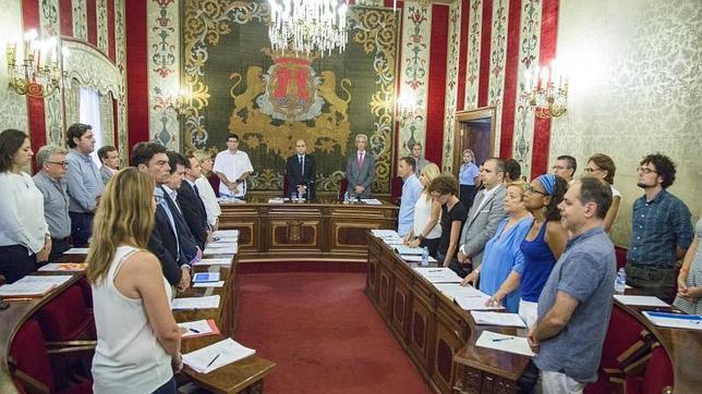 El tripartito acepta dar más sueldos a PP y C's para que hagan «una buena oposición»