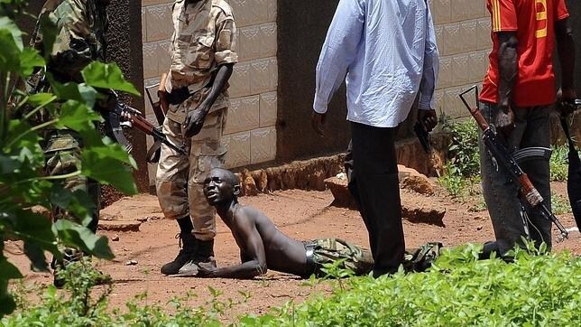 Rebeldes del grupo Seleka apresan a un hombre en Bangui, capital del país