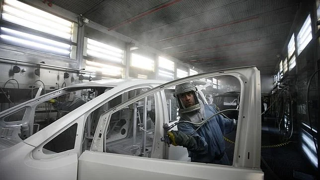Un empleado de la fábrica de Volkswagen en Palmela (Portugal)