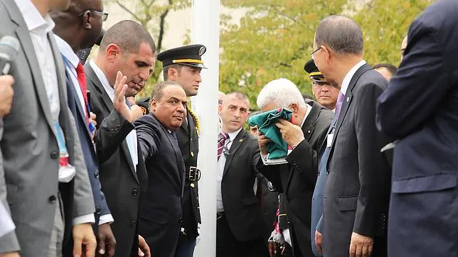 Abbas besa la bandera palestina en la ceremonia celebrada en la sede de la ONU en Nueva York