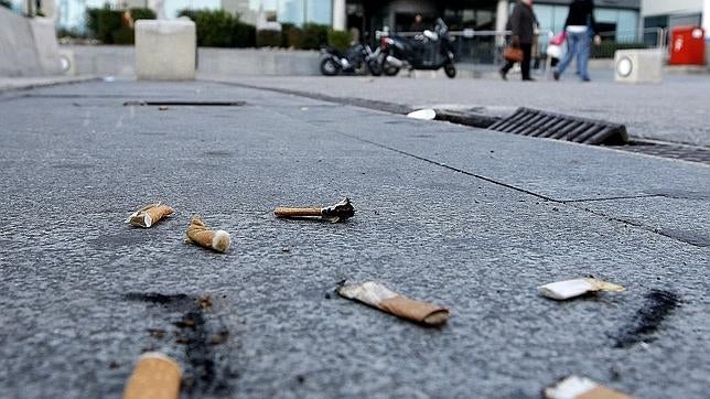 Esta escena, en las calles parisinas, será multada desde este 1 de octubre