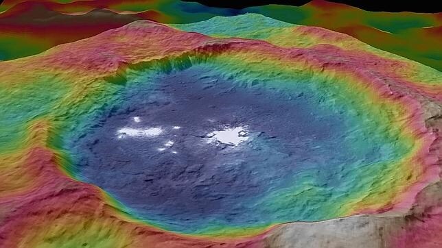 Vista detallada y en falso color del cráter Occatos y sus extrañas manchas brillantes