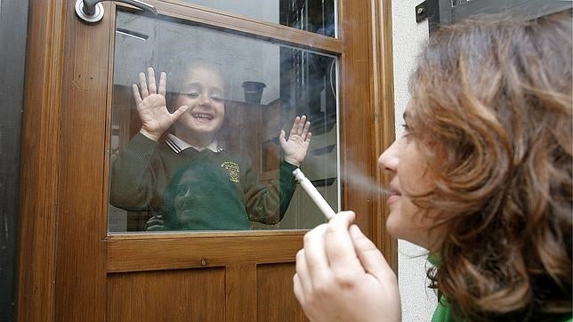 Reino Unido prohíbe fumar en los coches con niños a partir de mañana