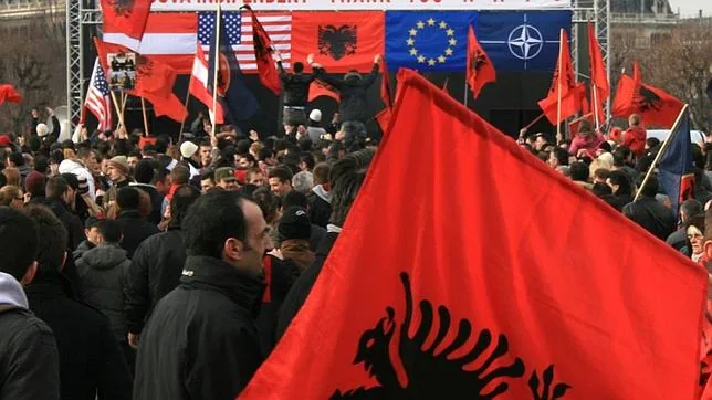 Celebración de la independencia de Kosovo en Viena, Austria, con la bandera de Albania