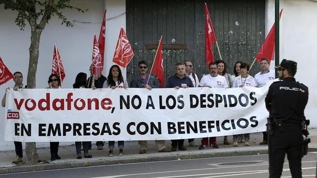 Vodafone firma con UGT y STC el ERE de 1.059 empleados, con el rechazo de CCOO