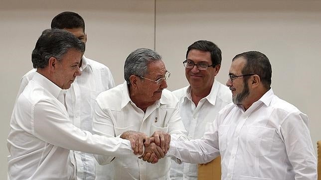 Santos y las FARC anuncian la creación de un tribunal especial para firmar la paz