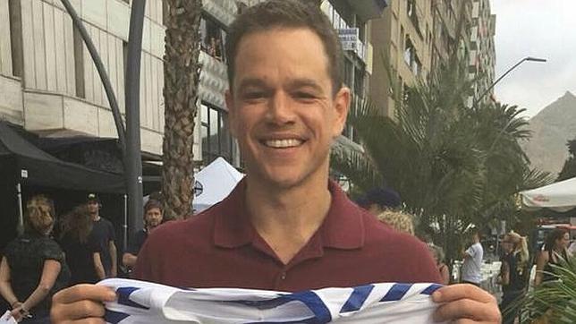 El actor Matt Damon posa con una camiseta del Club Deportivo Tenerife