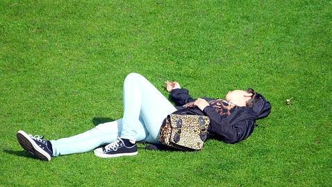 Una adolescente durmiendo en el parque