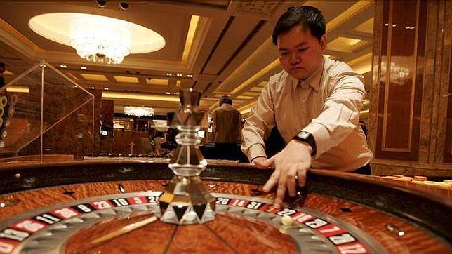 Un empleado de un casino en una ruleta