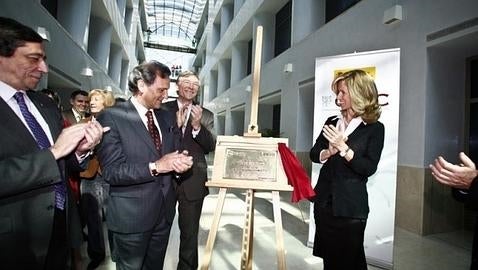 Imagen de la inauguración en 2009 del Centro de Ciencias Humanas y Sociales con la ministra de Ciencia e Innovación, Cristina Garmendia, el presidente del CSIC, Rafael Rodrigo (a la izquierda) y el secretario de Estado de Investigación, Carlos Martínez (a su lado)