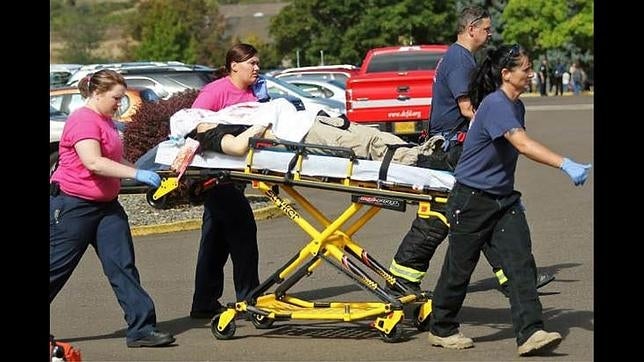 El sheriff de Oregon rebaja a diez los muertos en el tiroteo del campus