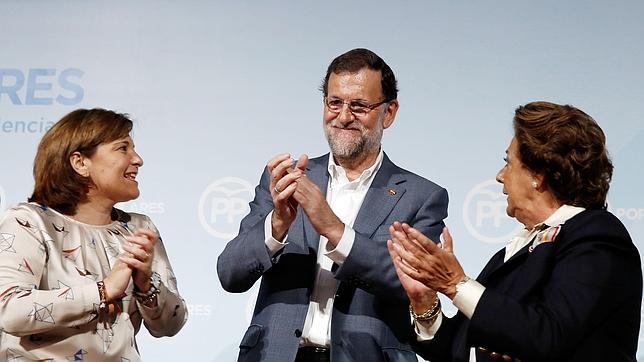 Rajoy comparte almuerzo con Barberá y Bonig a orillas del Mediterráneo