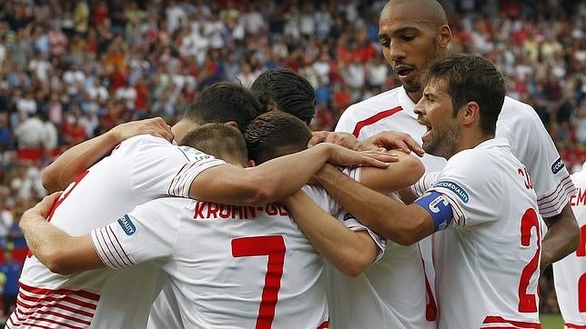 Celebración del Sevilla trasel gol de Iborra